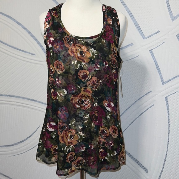 Tops - NWT Floral tank